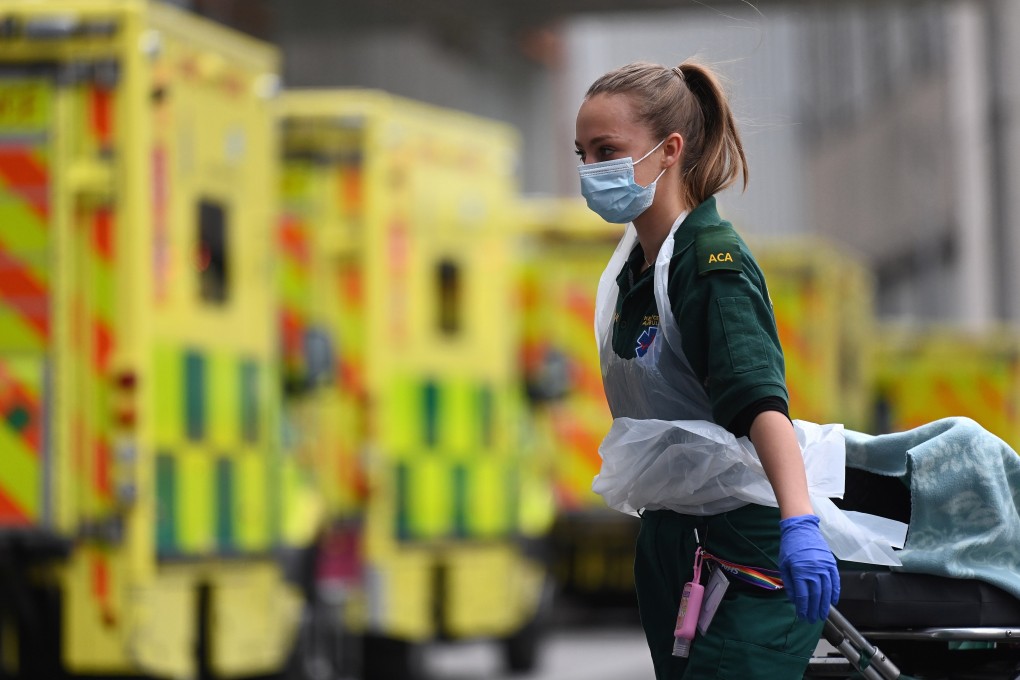 NHS ambulance staff outside the Royal London hospital in London, Britain on January 6. Photo: EPA-EFE
