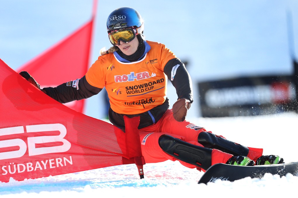 Patrizia Kummer in action during the parallel giant slalom at the Snowboard World Cup Sudelfeld. Photo: dpa
