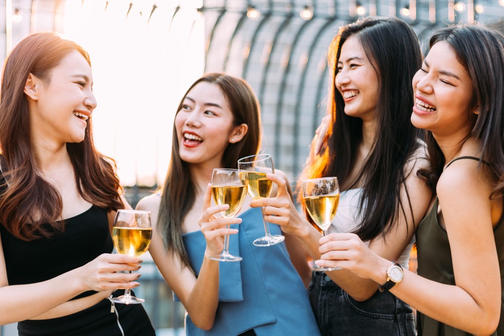 Don’t cut carbs, don’t drink too much and don’t turn on the TV while you eat, say experts, these habits aren’t good for your brain. Photo: Shutterstock