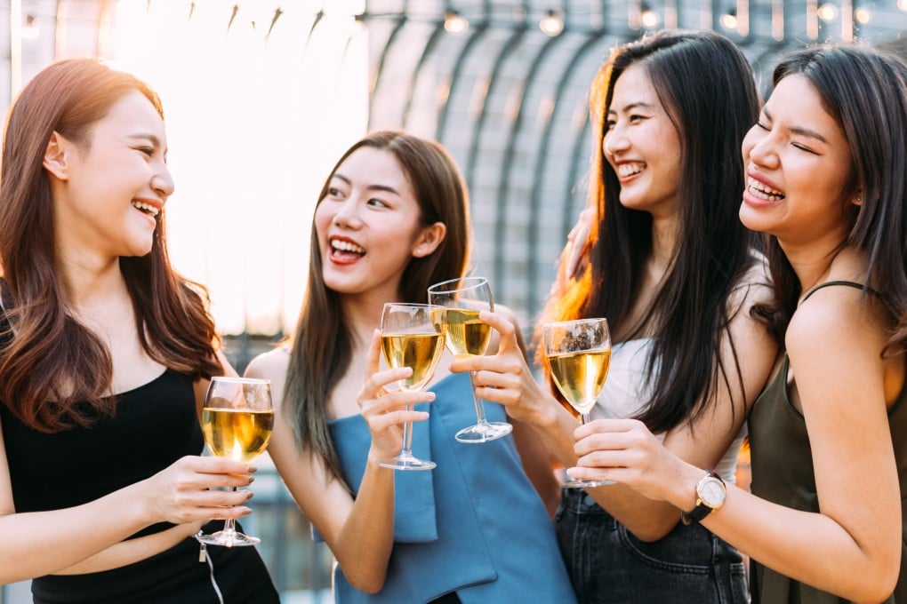 Don’t cut carbs, don’t drink too much and don’t turn on the TV while you eat, say experts, these habits aren’t good for your brain. Photo: Shutterstock