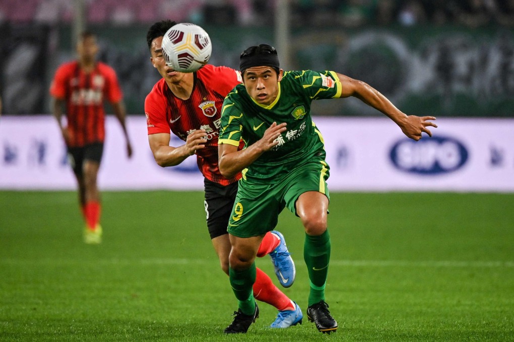 Beijing Guoan’s Zhang Yuning (right) compete against Shanghai Port’s He Guan. Photo: AFP