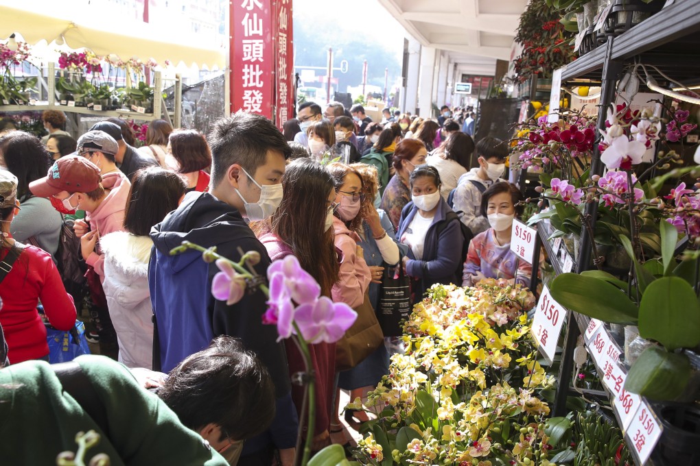 Customers flock to Mong Kok flower market on Saturday. Phoo: Edmond So