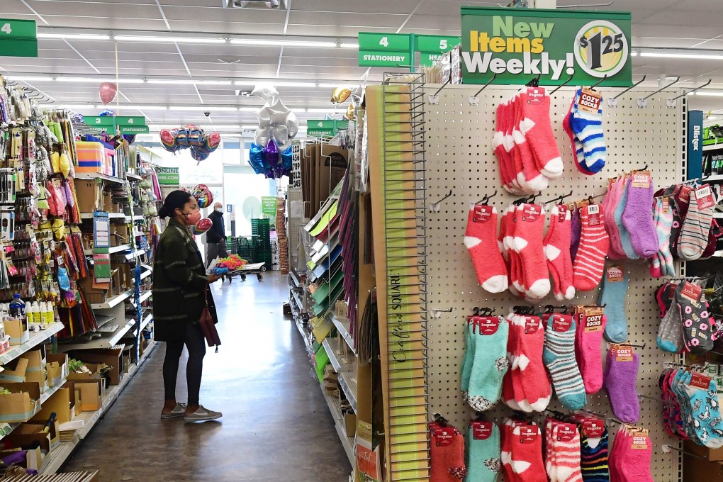 A woman shops at a Dollar Tree discount store in Alhambra, California, on December 10, 2021. Due to inflation, the store’s prices have risen from US$1 to US$1.25. Photo: AFP