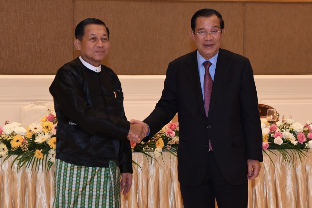 Cambodia Prime Minister Hun Sen (right) shakes hands with Myanmar Junta leader Min Aung Hlaing during a dinner on January 7, 2022. Photo: EPA-EFE / An Khoun Samaun / NTC