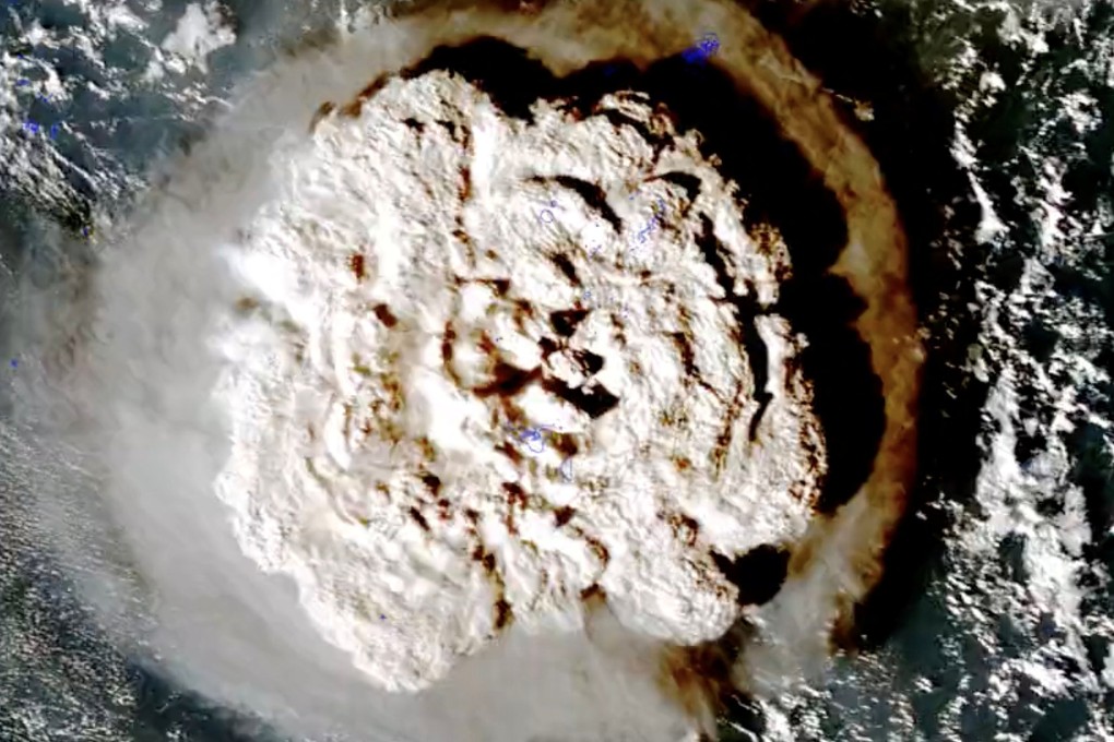 A plume rises over Tonga after the underwater volcano Hunga Tonga-Hunga Ha’apai erupts on January 15, 2022. Photo: NOAA/SSEC/CIMSS via Reuters