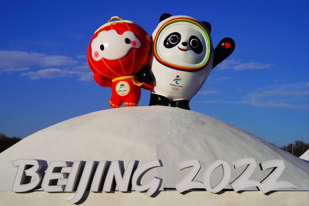 Bing Dwen Dwen (right) and Shuey Rhon Rhon, the mascots of the 2022 Winter Olympics and 2022 Winter Paralympics respectively, are seen on Beichen Road in Beijing. Photo: dpa