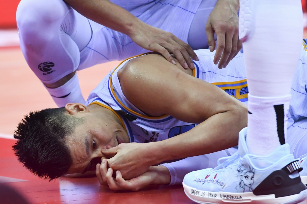 Jeremy Lin of the Beijing Ducks gets injured during the semi-final match against Guangdong Southern Tigers in the Chinese Basketball Association on August 6, 2020. Photo: Xinhua/Zhu Zheng