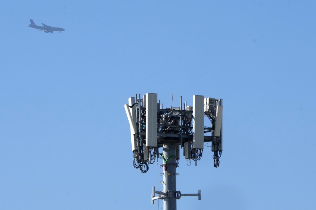 A plane flies near a 5G cell tower in Salt Lake City, Utah, on January 11. Photo: Bloomberg