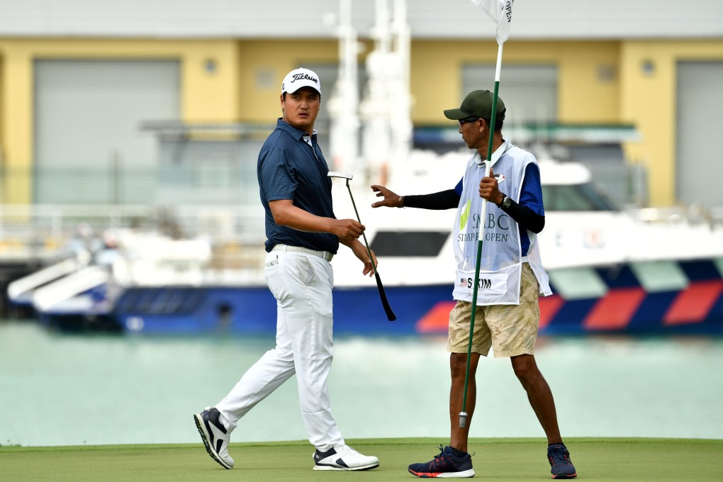Sihwan KIm hands his putter to his caddy during the third round of the SMBC Singapore Open. Photo: Asian Tour