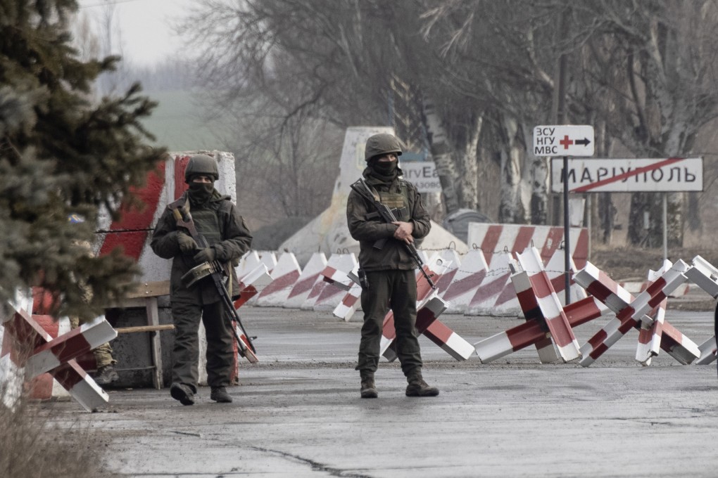 Ukrainian soldiers stand guard at a checkpoint near the line of separation from pro-Russian rebels in Mariupol, Donetsk region. Photo: AP