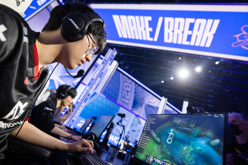 Edward Gaming’s Lee Ye-chan competes at the League of Legends World Championship Finals on November 6, 2021 in Reykjavik, Iceland. Photo: Riot Games via Getty Images