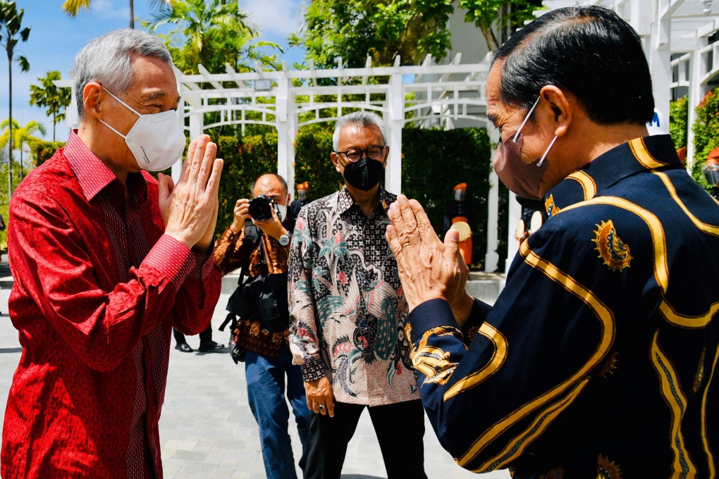 Singapore Prime Minister Lee Hsien Loong and Indonesian President Joko Widodo meet at a leaders retreat on Bintan island. Photo: AFP