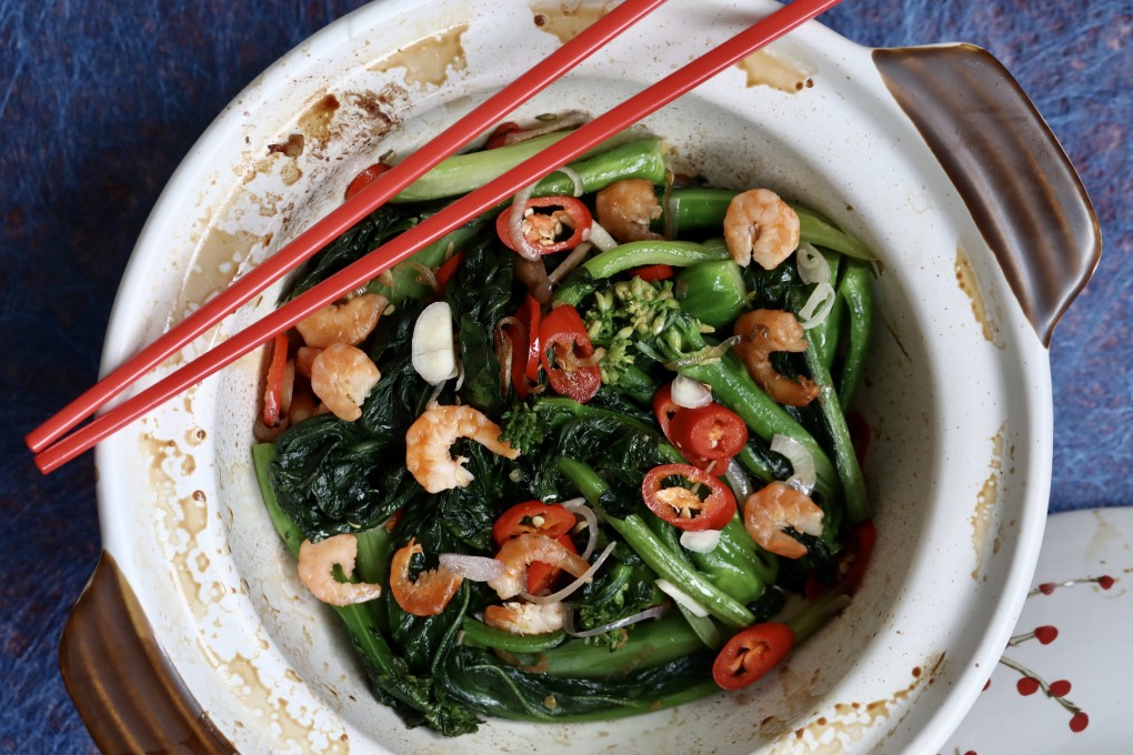 Chinese sizzling vegetable pot, or jer jer choi: kale in clay pot with garlic, ginger, shrimp paste and semi-dried shrimp. Photo: Jonathan Wong