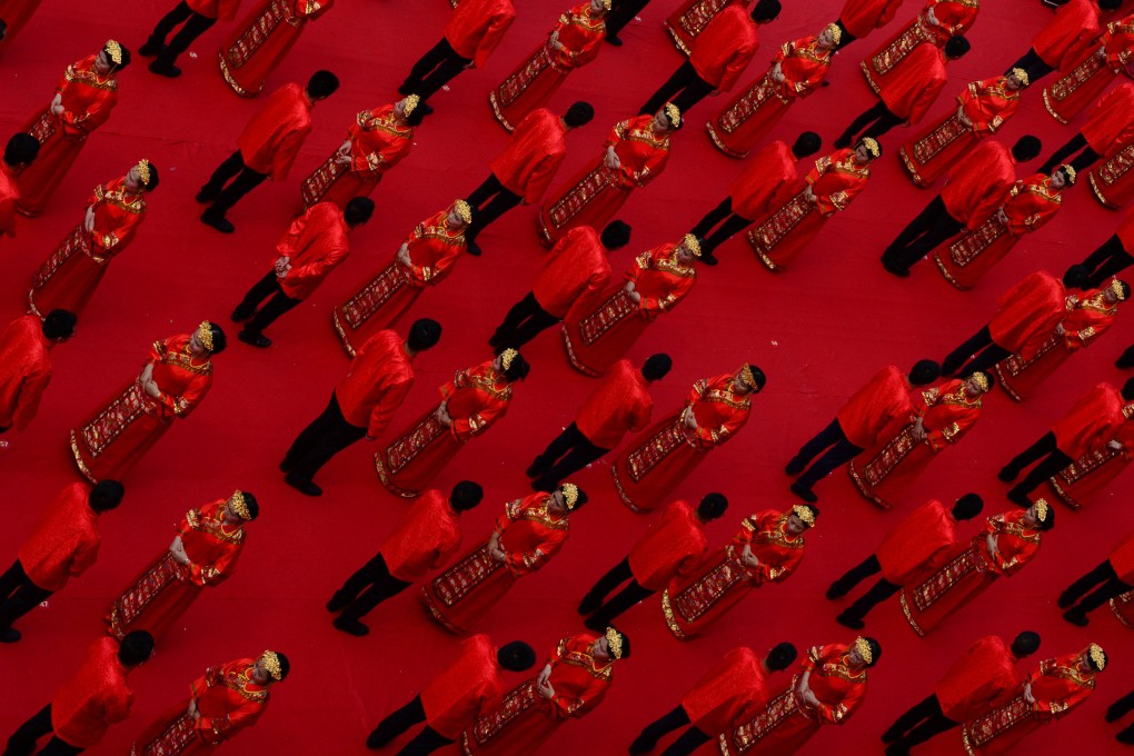 Newly-wed couples attend a group wedding ceremony in traditional Han Dynasty style in Jiangxi province. Photo: Reuters