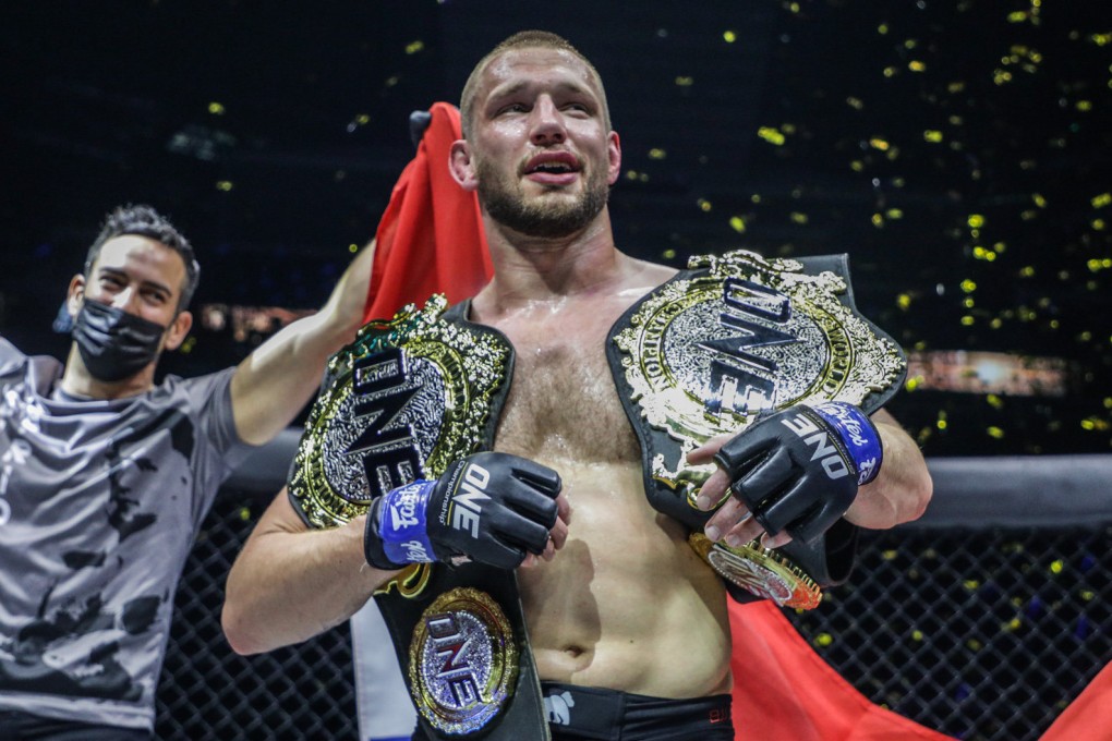 Reinier De Ridder celebrates with his two titles at ONE on TNT 4. Photos: ONE Championship