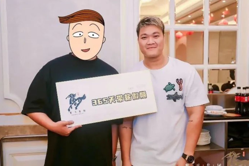 The winner of a “365-day paid leave” New Year’s lucky draw at a Shenzhen media firm poses with his boss, company executive Huang Guoxiang (right). Photo: Sina