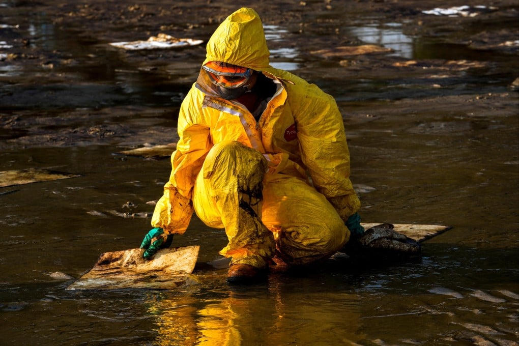 A worker cleans oil spills caused by a leak from an undersea pipeline off Thailand’s eastern coast at Mae Ramphueng beach in Rayong province. Photo: Reuters