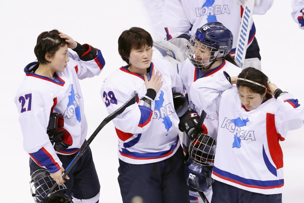 South Korean and North Korean members of the unified Korean team talk after their 8-0 loss to Switzerland in a women’s preliminary round ice hockey game during the 2018 Pyeongchang Winter Olympics, Photo: Kyodo