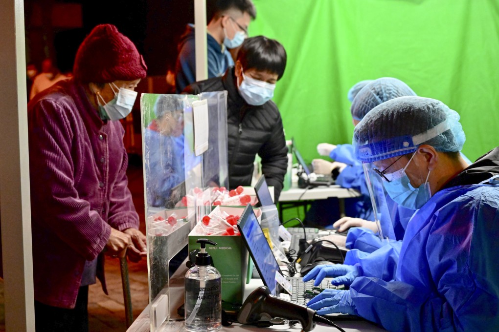 Authorities conduct a round of compulsory testing at Shek Yam East Estate on Wednesday night. Photo: Handout
