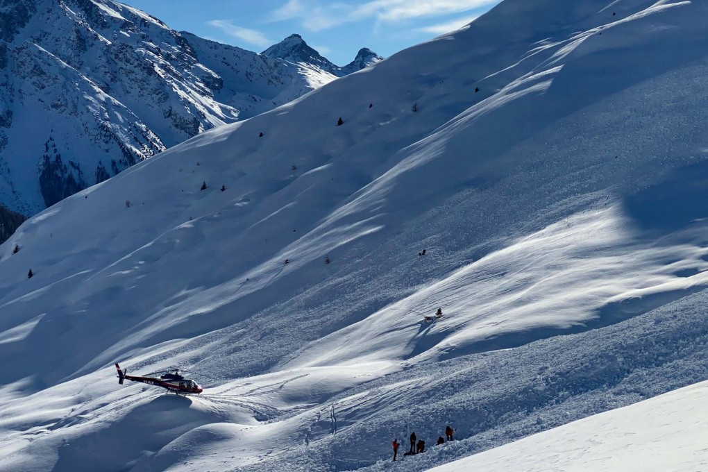 A police helicopter and emergency teams work at the site of an avalanche in the Spiss municipality in Austria on February 4. Photo: EPA-EFE