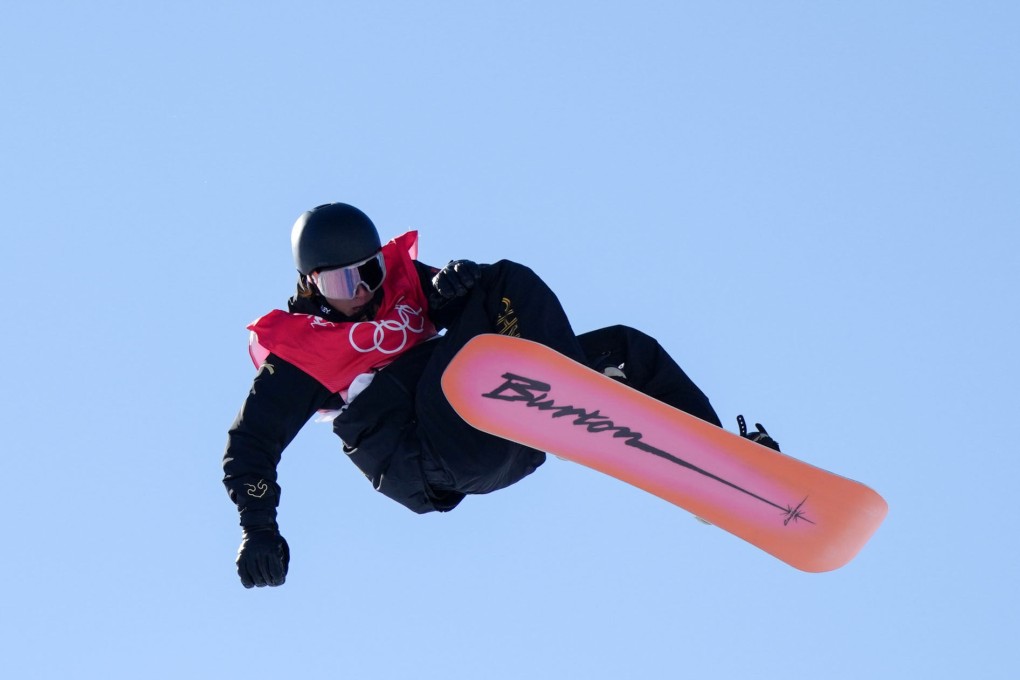 China’s Su Yiming flies through the air in the men’s snowboard slopestyle at the Winter Olympics in Zhangjiakou. Photo: Xinhua