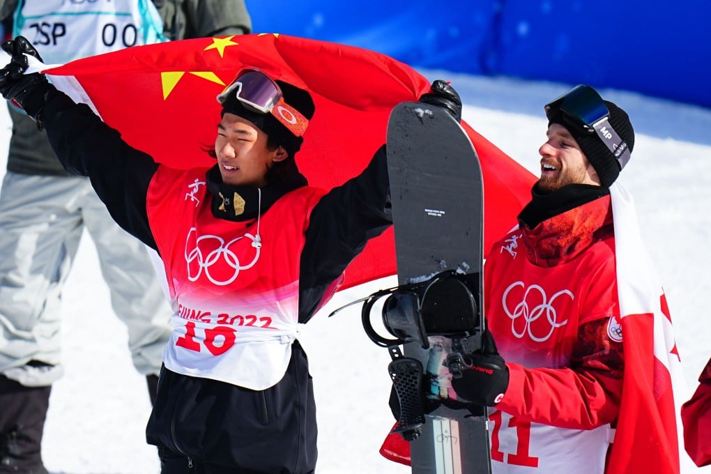 Su Yiming (left) of China and Max Parrot of Canada celebrate after the men’s snowboard slopestyle final at the Genting Snow Park in Zhangjiakou, north China’s Hebei Province. Photo: Xinhua/Xu Chang