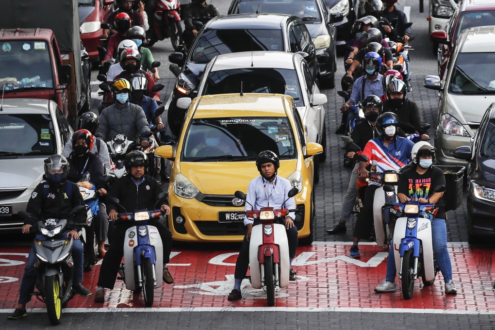 Motorists wait at a traffic light in Kuala Lumpur, Malaysia. Photo: EPA