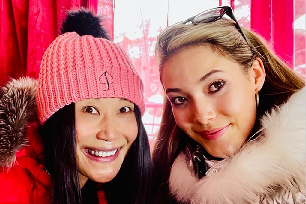 Gold medallist Eileen Gu with her mother Gu Yan. Photo: Baidu