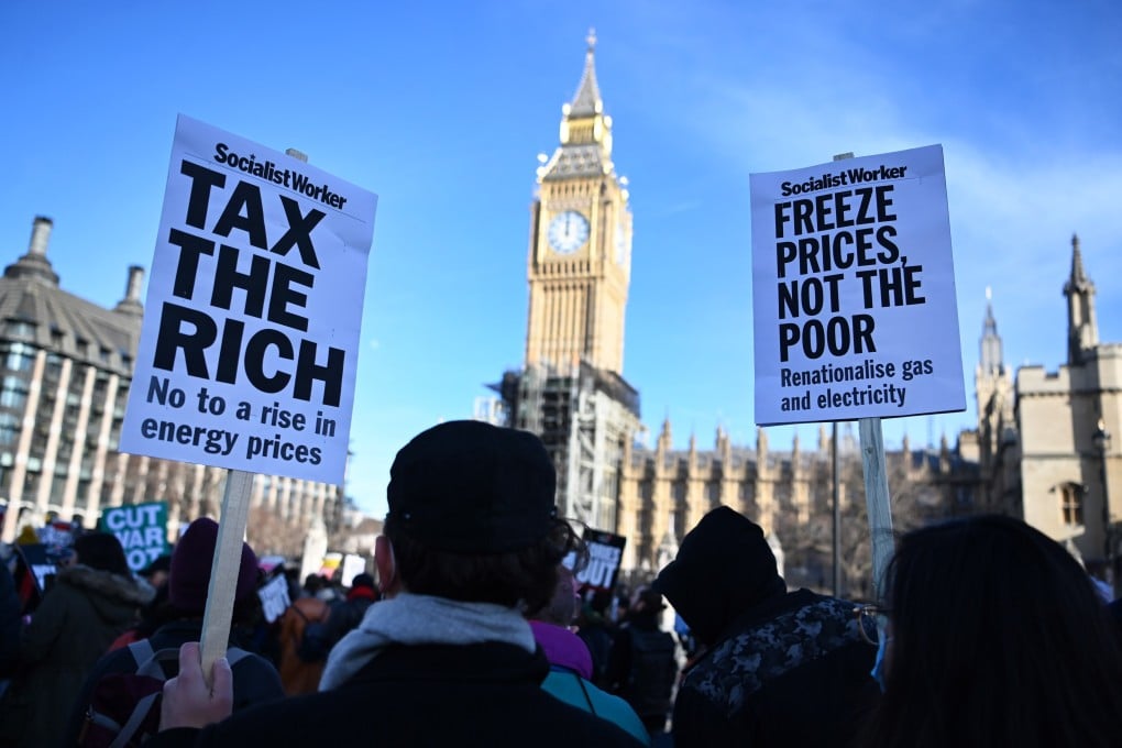 Protesters demonstrate against rising energy and living costs outside parliament in London, Britain on February 12. Photo: EPA-EFE