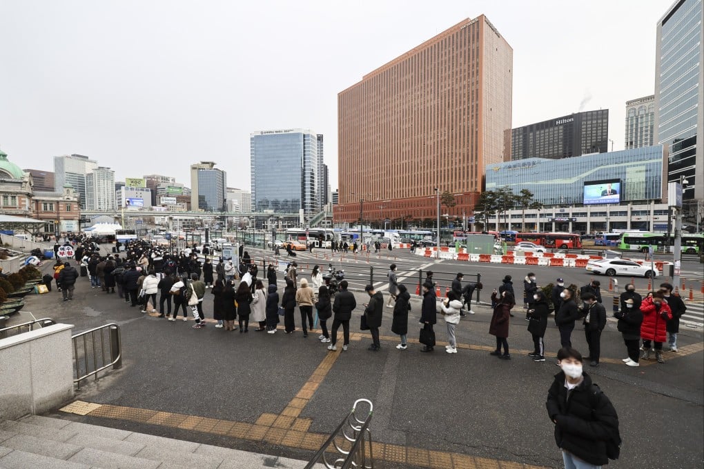 People wait in line to get tested for Covid-19 in Seoul, South Korea. Photo: EPA-EFE/Yonhap
