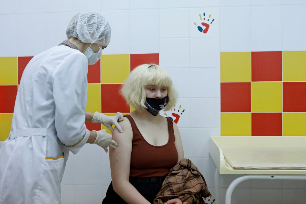 A teenager receives a dose of the Sputnik coronavirus vaccine at a clinic in Nizhny Novgorod, Russia on February 10. Photo: Reuters