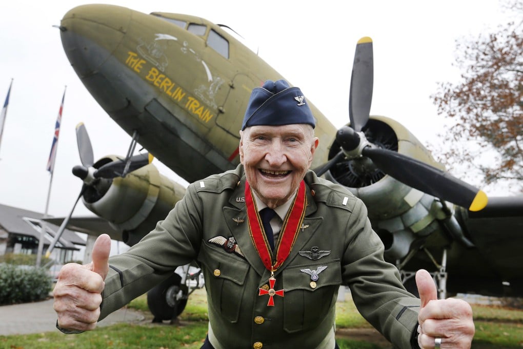 “Candy Bomber” pilot Gail Halvorsen gives thumbs up in front of an old US military aircraft in Frankfurt, Germany in November 2016. Photo: AP