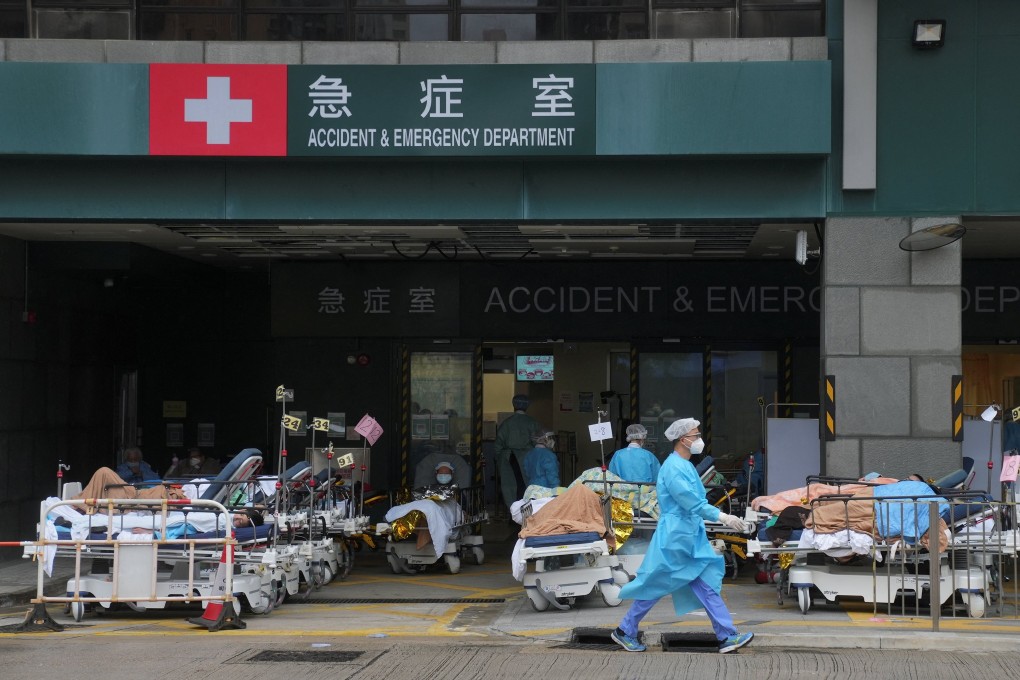 Medical workers tend to patients lying in beds at a makeshift treatment area outside a hospital in Hong Kong on February 17. Photo: Reuters