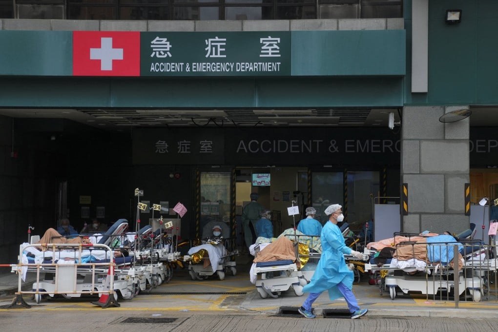 Medical workers tend to patients lying in beds at a makeshift treatment area outside a hospital in Hong Kong on February 17. Photo: Reuters