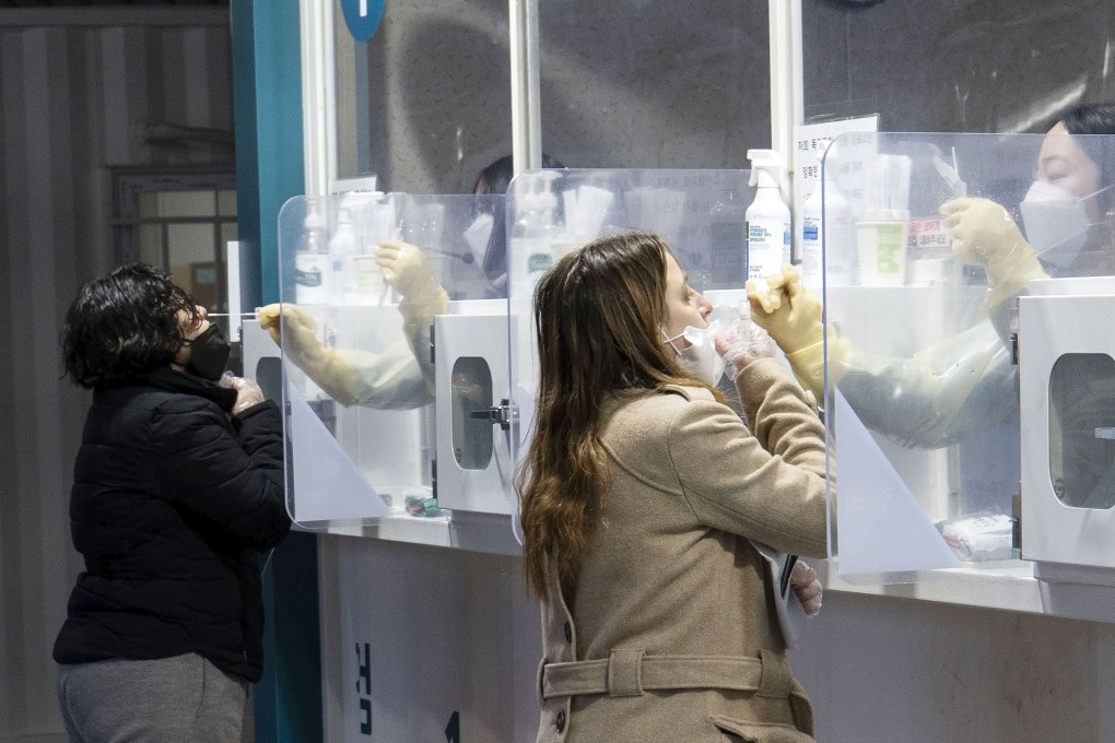 Medical workers take swab samples from people for Covid-19 tests in Seoul, South Korea. Photo: Xinhua