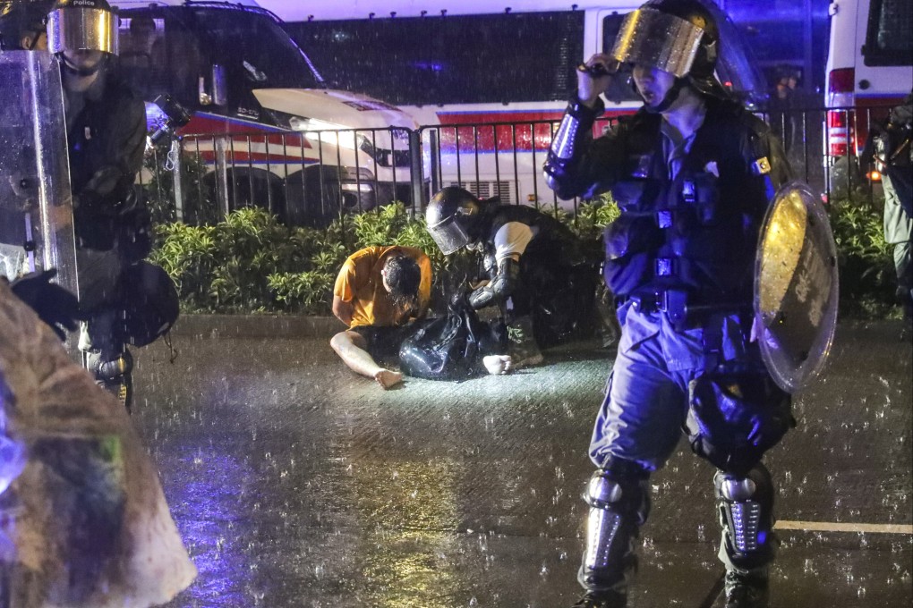 Hong Kong Police arrest a suspect after clearing the area in Sham Shui Po on August 25, 2019. Photo: Edmond So