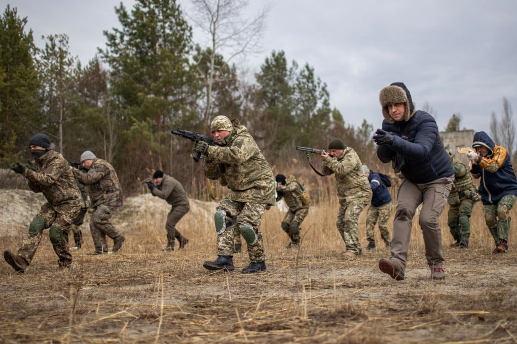 Members of Ukraine’s Territorial Defense Forces train on the outskirts of Kyiv. Photo: Bloomberg