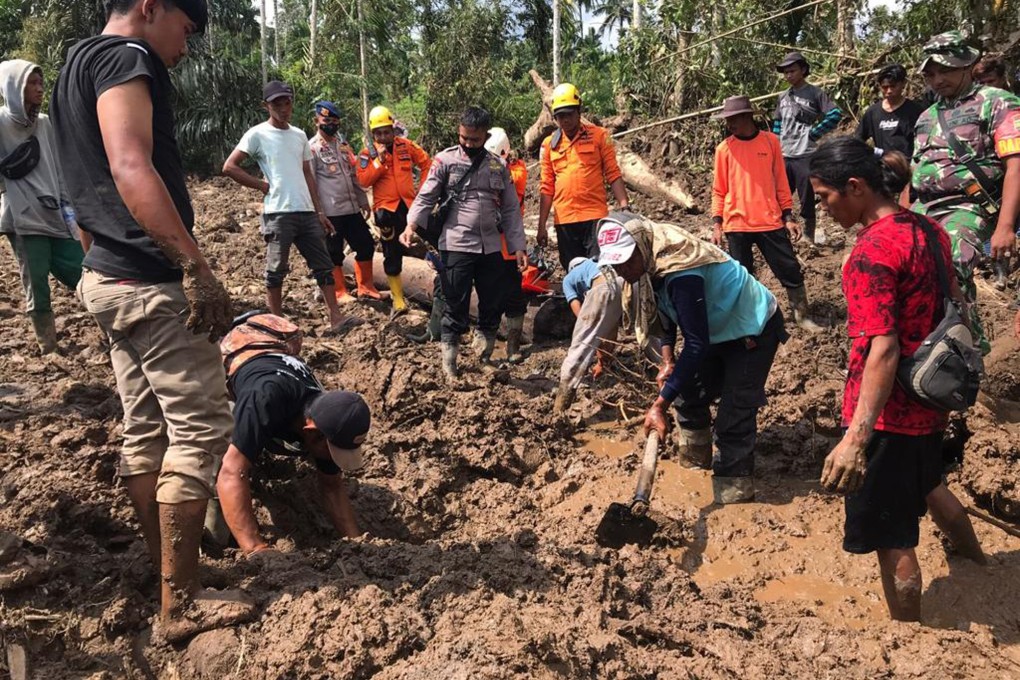 Rescuers search for the victims of the earthquake in Pasaman. Photo: AP