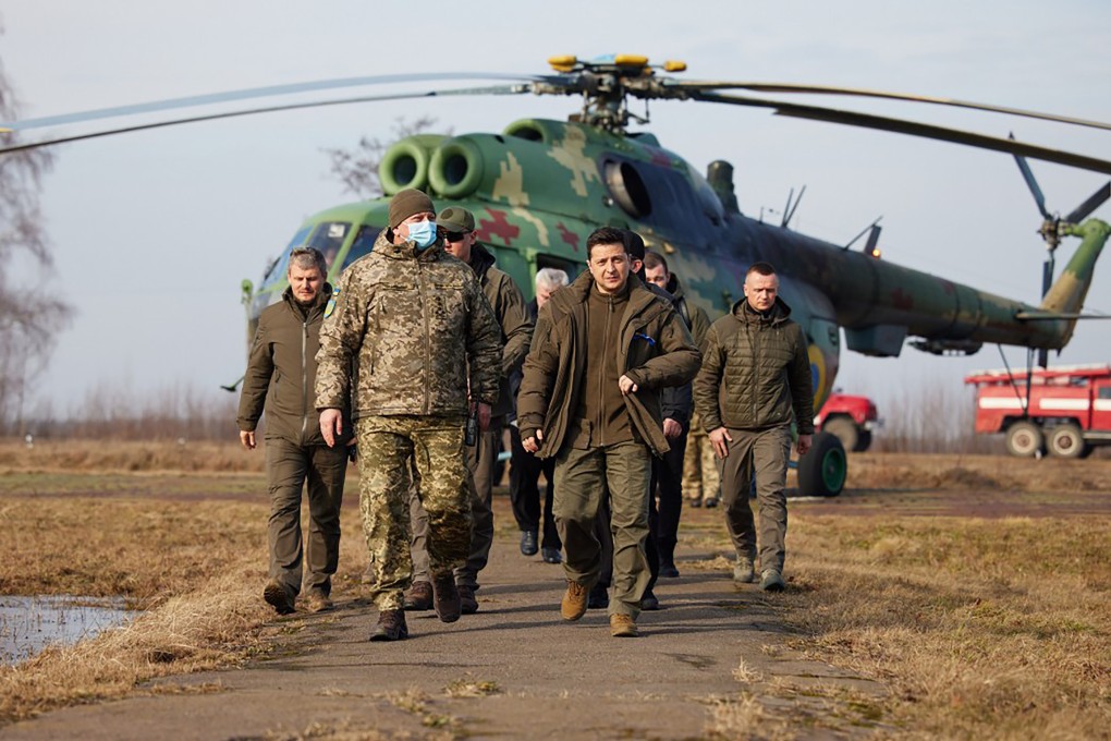 Ukrainian President Volodymyr Zelensky visits soldiers during a military drill outside the northwestern city of Rivne. Photo: dpa