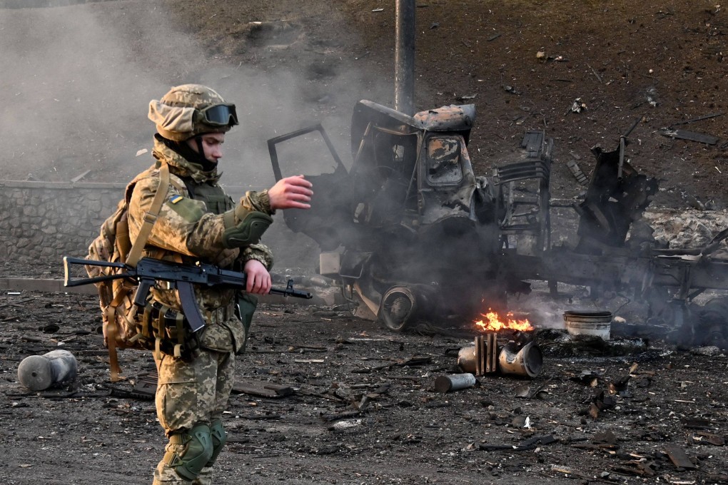 Ukrainian service members are seen at the site of fighting with a Russian raiding group in the Ukrainian capital of Kyiv in the morning of February 26. Photo: AFP