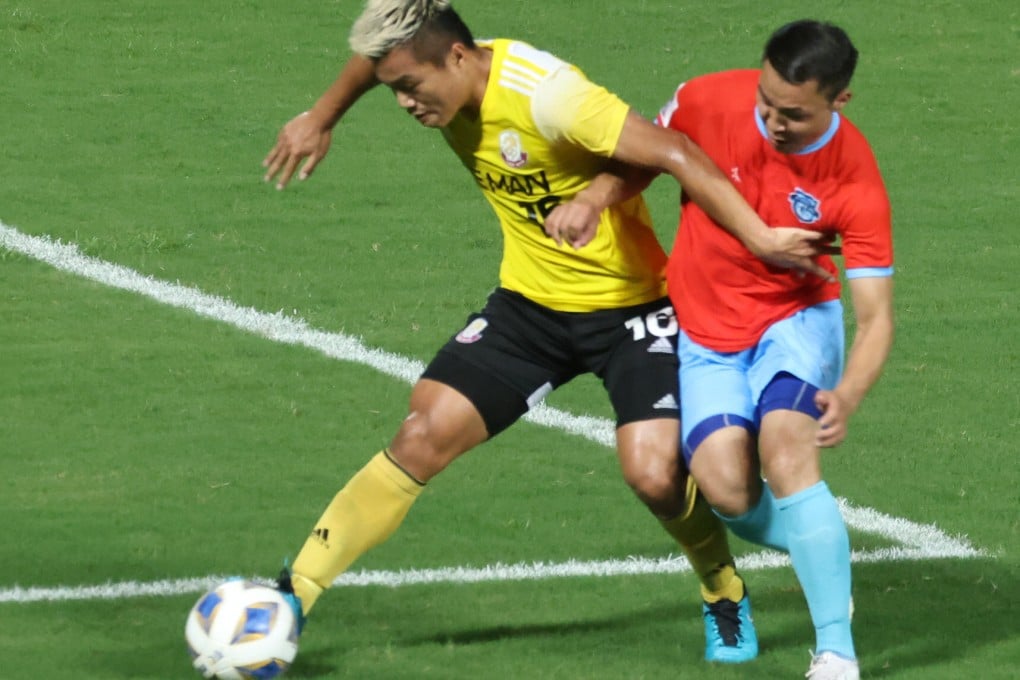 Lee Man also met Athletic 220 of Mongolia in last year’s AFC Cup. Midfielder Ngan Lok-fung (yellow) tries to get away from Enkhbileg Purevdorj when they beat the Mongolian side 5-1 at Tseung Kwan O Sports Ground. Photo: K. Y. Cheng