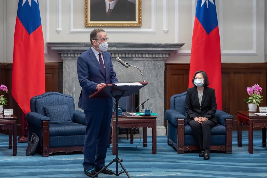 Former chairman of the US Joint Chiefs Michael Mullen speaks as Taiwan’s President Tsai Ing-wen, right, listens during a meeting in Taipei on Wednesday. Photo: Taiwan Presidential Office via AP