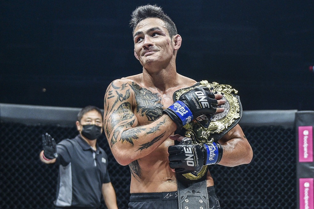 Thanh Le with the ON featherweight title after beating Martin Nguyen. Photo: ONE Championship