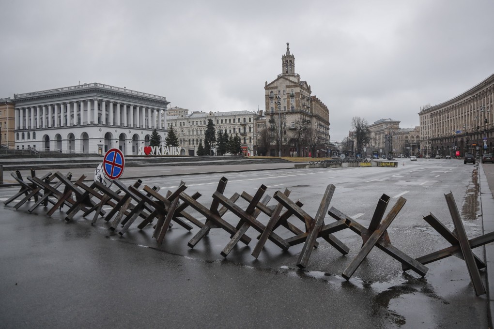 Home-made anti-tank obstacles called ’hedgehogs’, in Kyiv. Photo: EPA