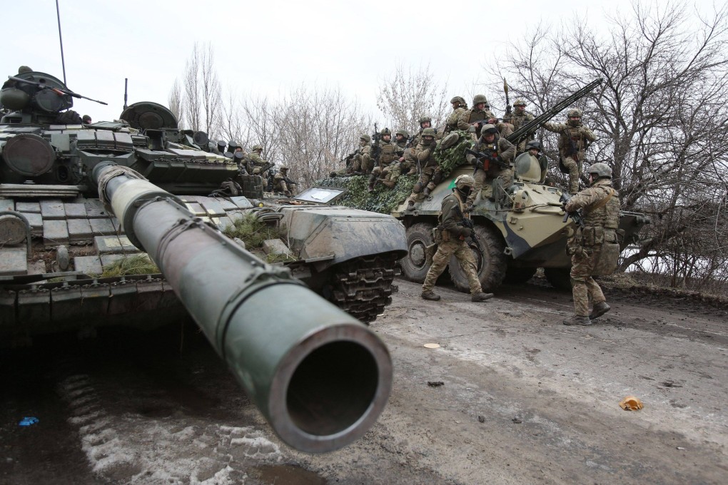 Ukrainian servicemen get ready to repel an attack in Ukraine’s Lugansk region on February 24. Photo: AFP