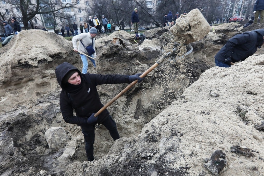 Volunteers dig trenches in Kyiv, Ukraine, on Thursday. Photo: Reuters