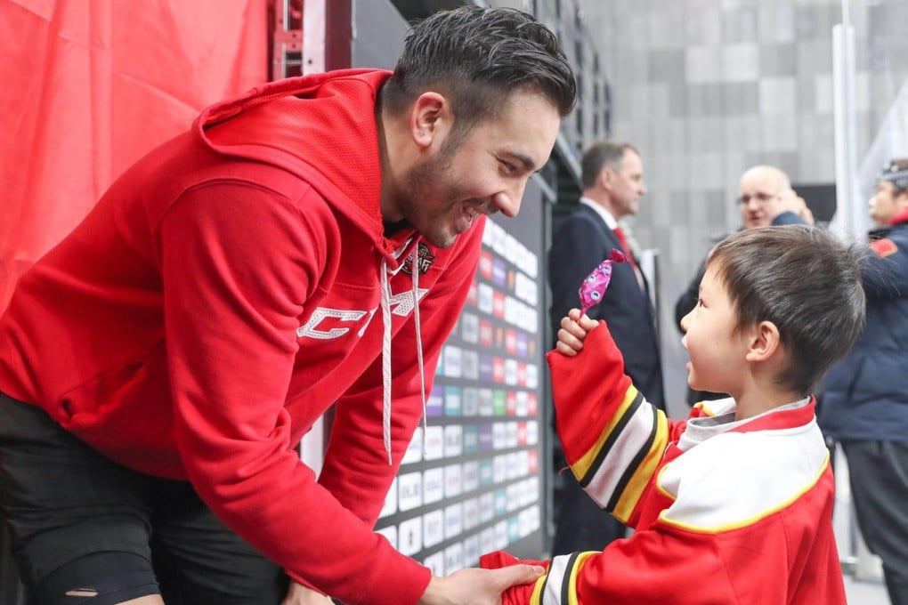 Chinese ice hockey team captain Brandon Yip (left) talks to a young fan at the Beijing Winter Olympic Games at the Capital Indoor Stadium. Photo: Weibo / Ye Jinguang