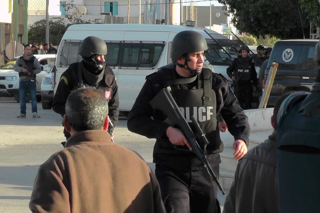 Tunisian police officers take positions during fighting with Islamic State group militants in Ben Guerdane, Tunisia in March 2016. Photo: AP