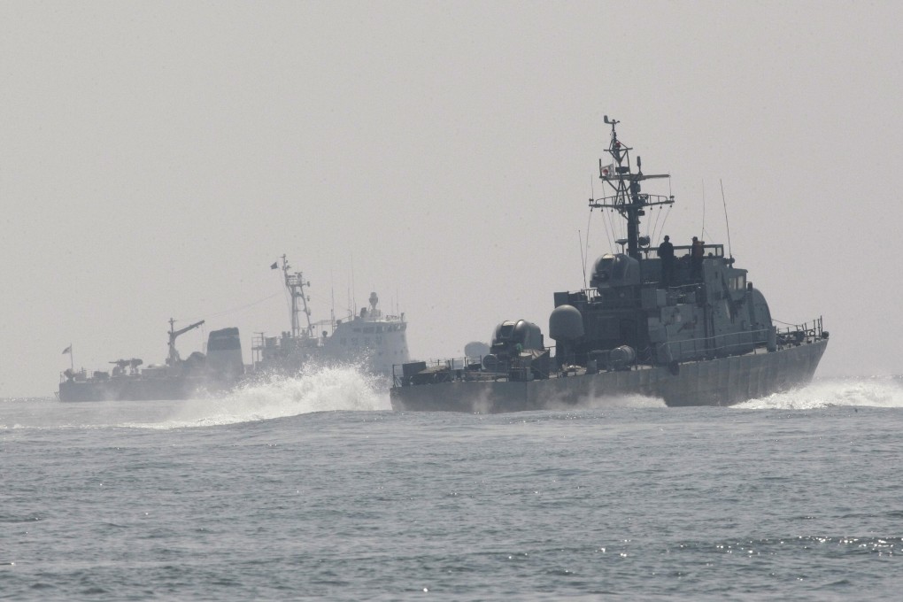 South Korean Navy’s patrol ships search for survivors from the sunken South Korean navy ship near South Korea’s Baekryeong island, in March 2010. South Korea said Tuesday it fired warning shots at a North Korean patrol boat that temporarily crossed the countries’ disputed western sea boundary while chasing an unarmed North Korean vessel. Photo: AP Photo