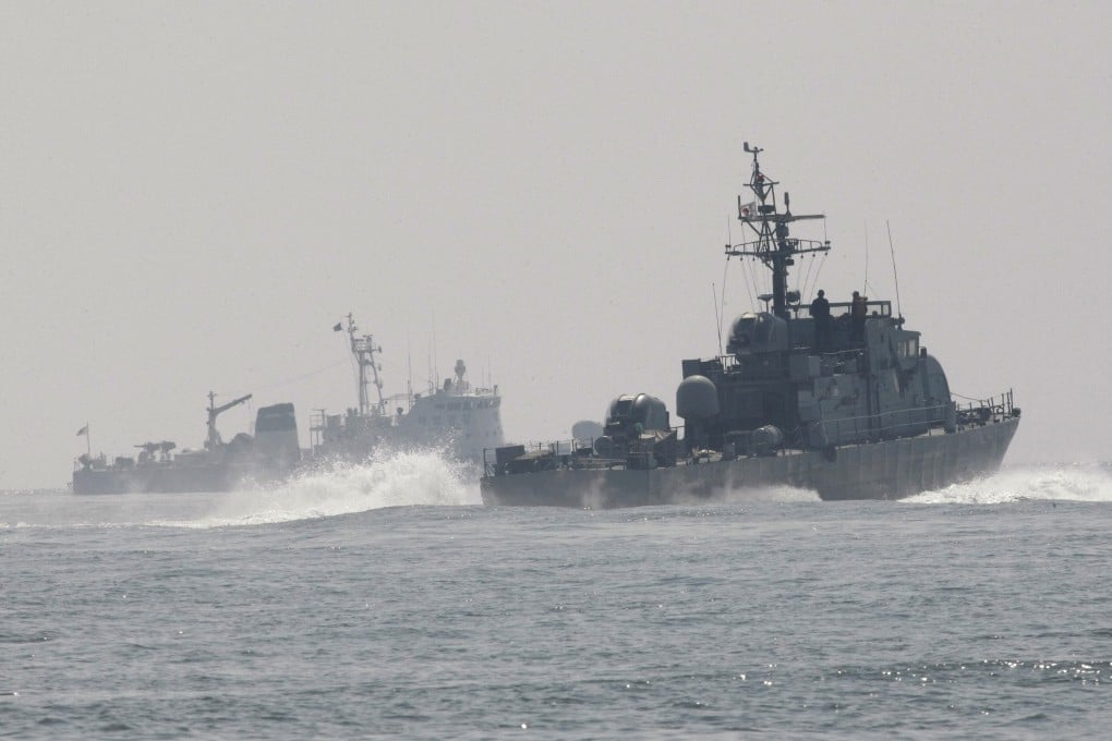 South Korean Navy’s patrol ships search for survivors from the sunken South Korean navy ship near South Korea’s Baekryeong island, in March 2010. South Korea said Tuesday it fired warning shots at a North Korean patrol boat that temporarily crossed the countries’ disputed western sea boundary while chasing an unarmed North Korean vessel. Photo: AP Photo